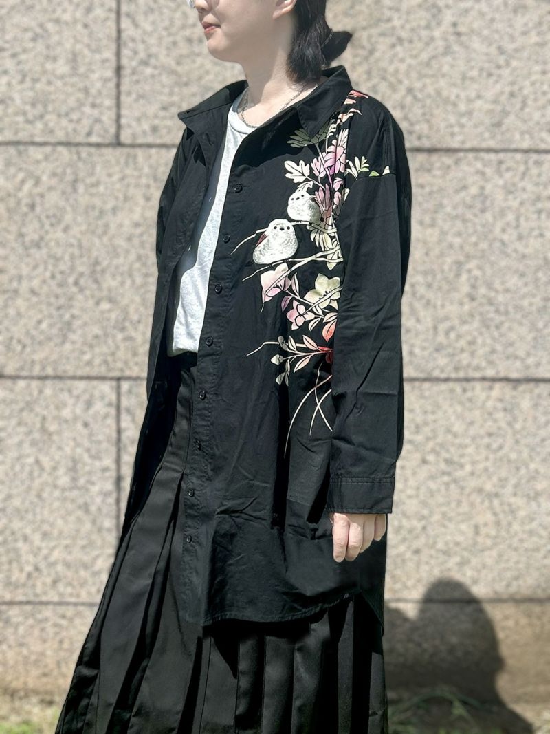 【雅結×錦】“シマエナガと秋の草花”刺繍入りロングシャツ〔別注〕