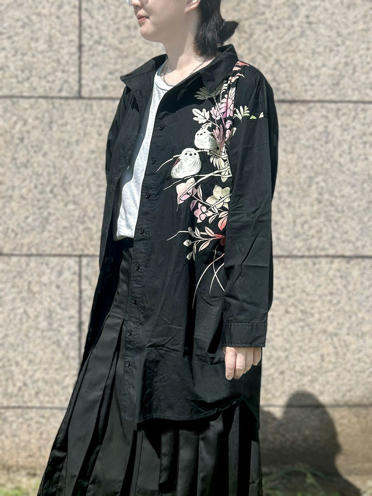 【雅結×錦】“シマエナガと秋の草花”刺繍入りロングシャツ〔別注〕