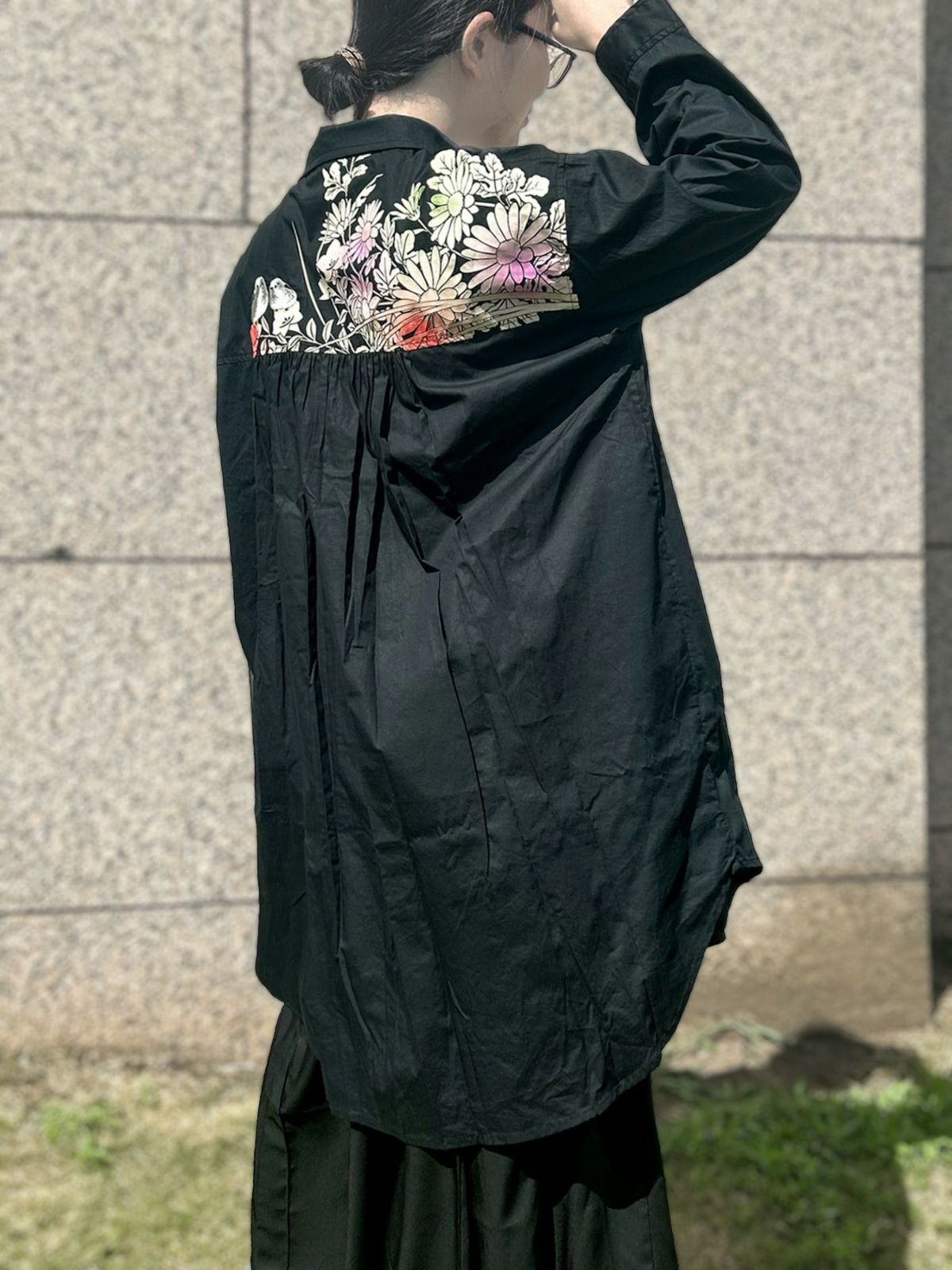 【雅結×錦】“シマエナガと秋の草花”刺繍入りロングシャツ〔別注〕