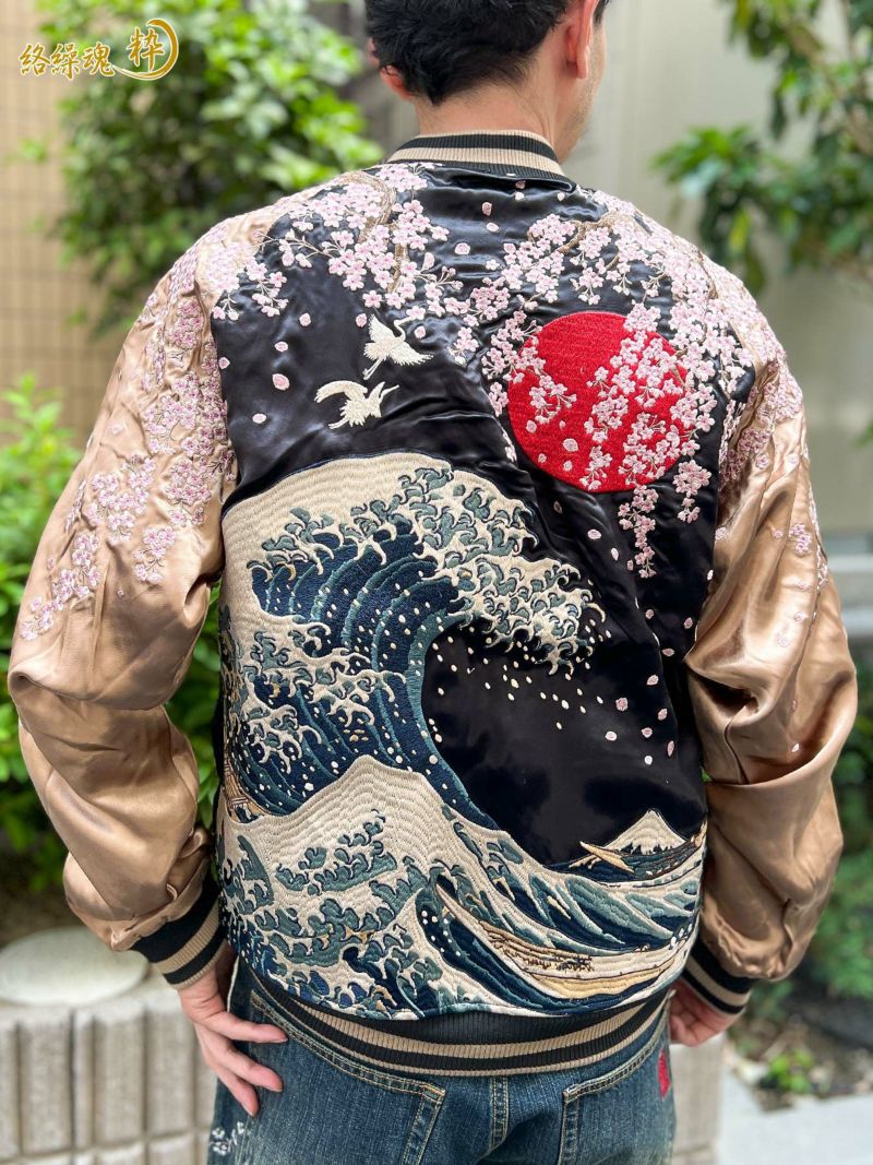 【絡繰魂・粋】“北斎：神奈川沖浪裏” 総刺繍リバーシブルスカジャン