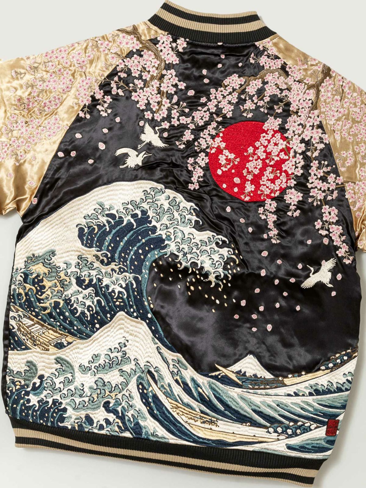 【絡繰魂・粋】“北斎：神奈川沖浪裏” 総刺繍リバーシブルスカジャン