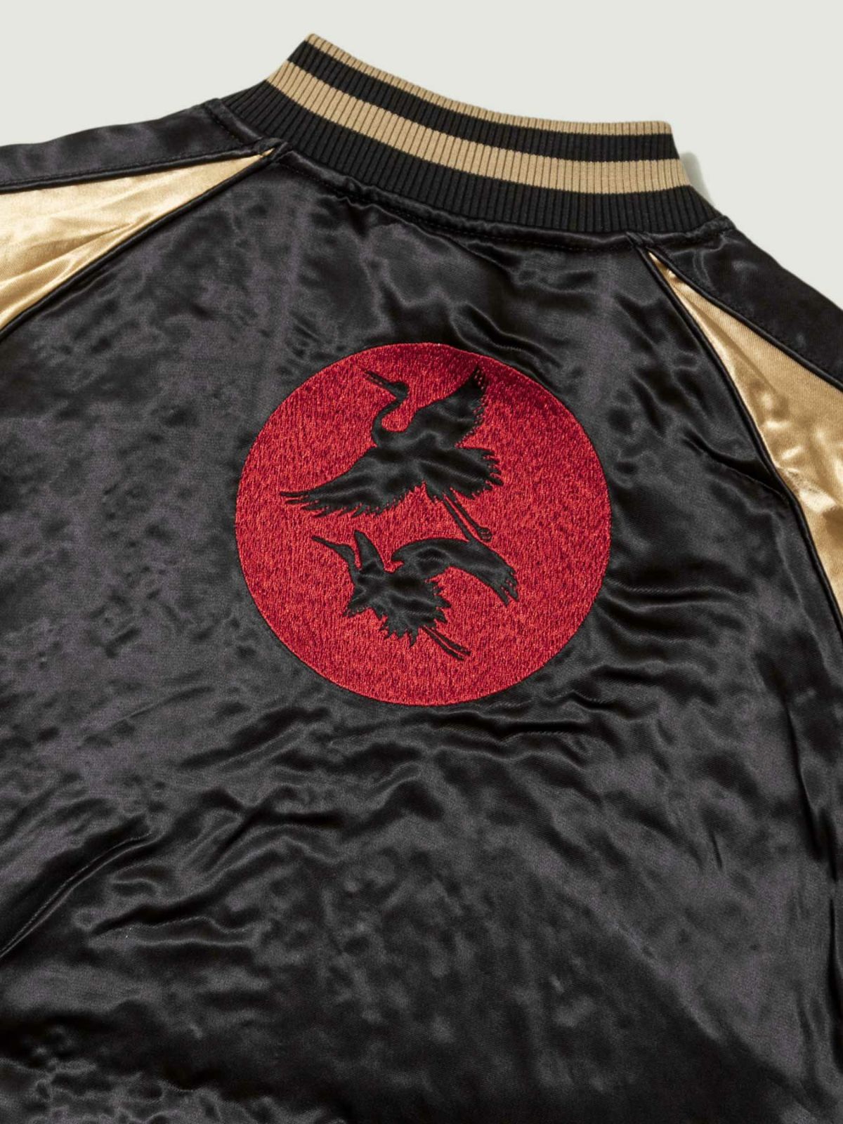 【絡繰魂・粋】“北斎：神奈川沖浪裏” 総刺繍リバーシブルスカジャン