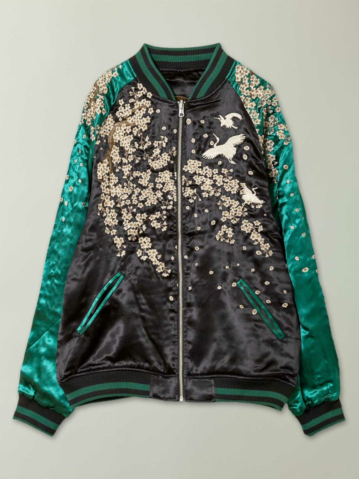 【絡繰魂・粋】“北斎：神奈川沖浪裏” 総刺繍リバーシブルスカジャン