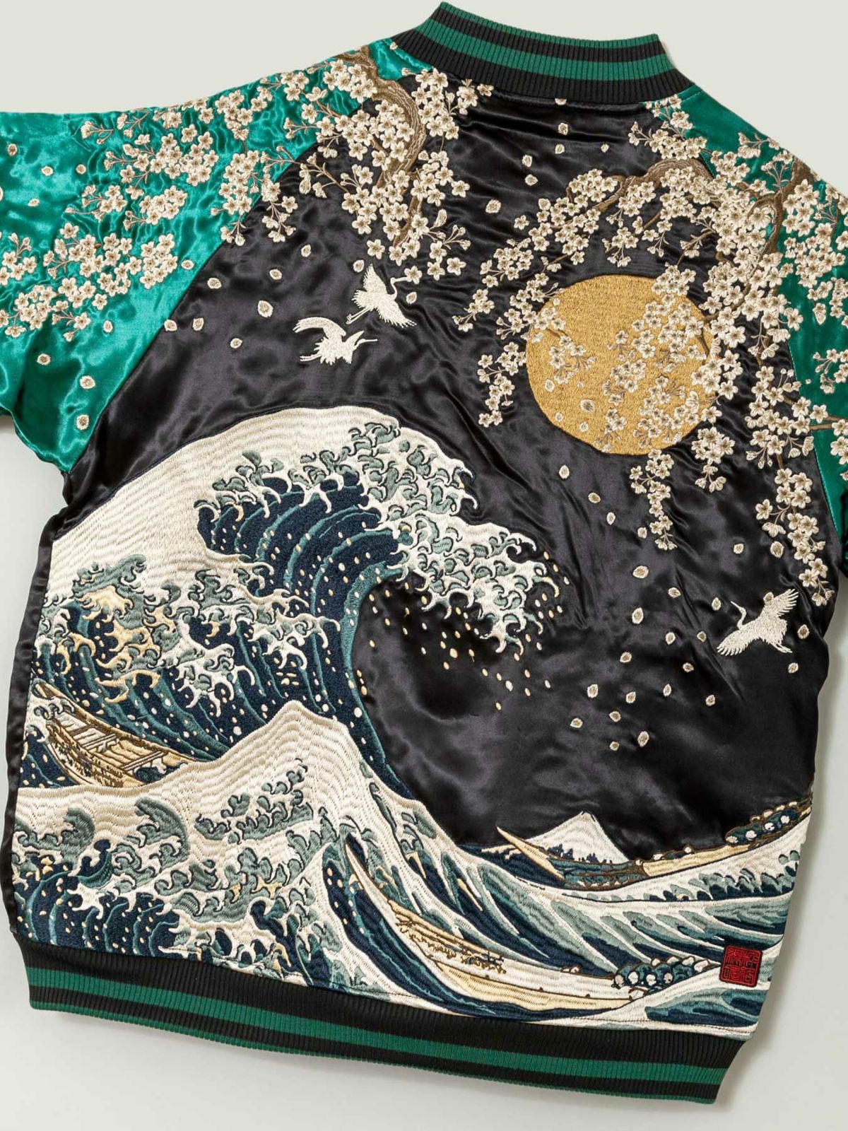 【絡繰魂・粋】“北斎：神奈川沖浪裏” 総刺繍リバーシブルスカジャン