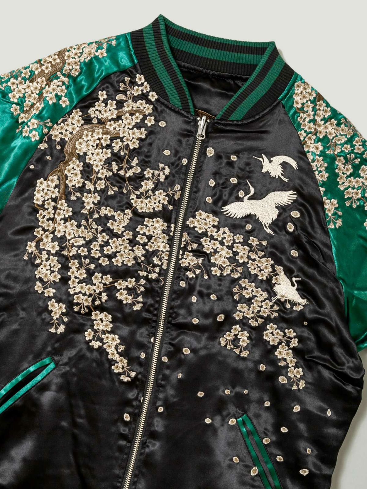 【絡繰魂・粋】“北斎：神奈川沖浪裏” 総刺繍リバーシブルスカジャン