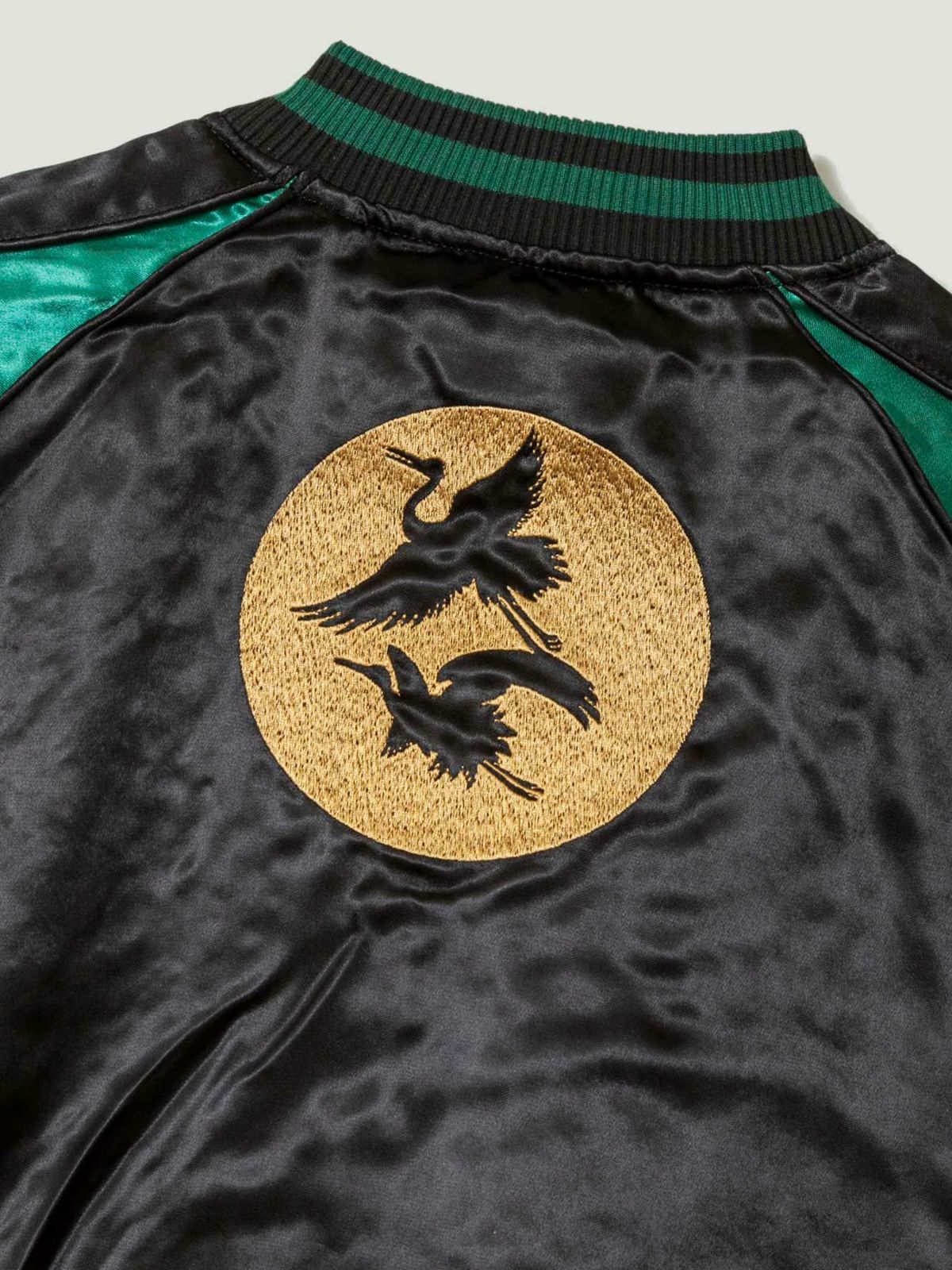 【絡繰魂・粋】“北斎：神奈川沖浪裏” 総刺繍リバーシブルスカジャン