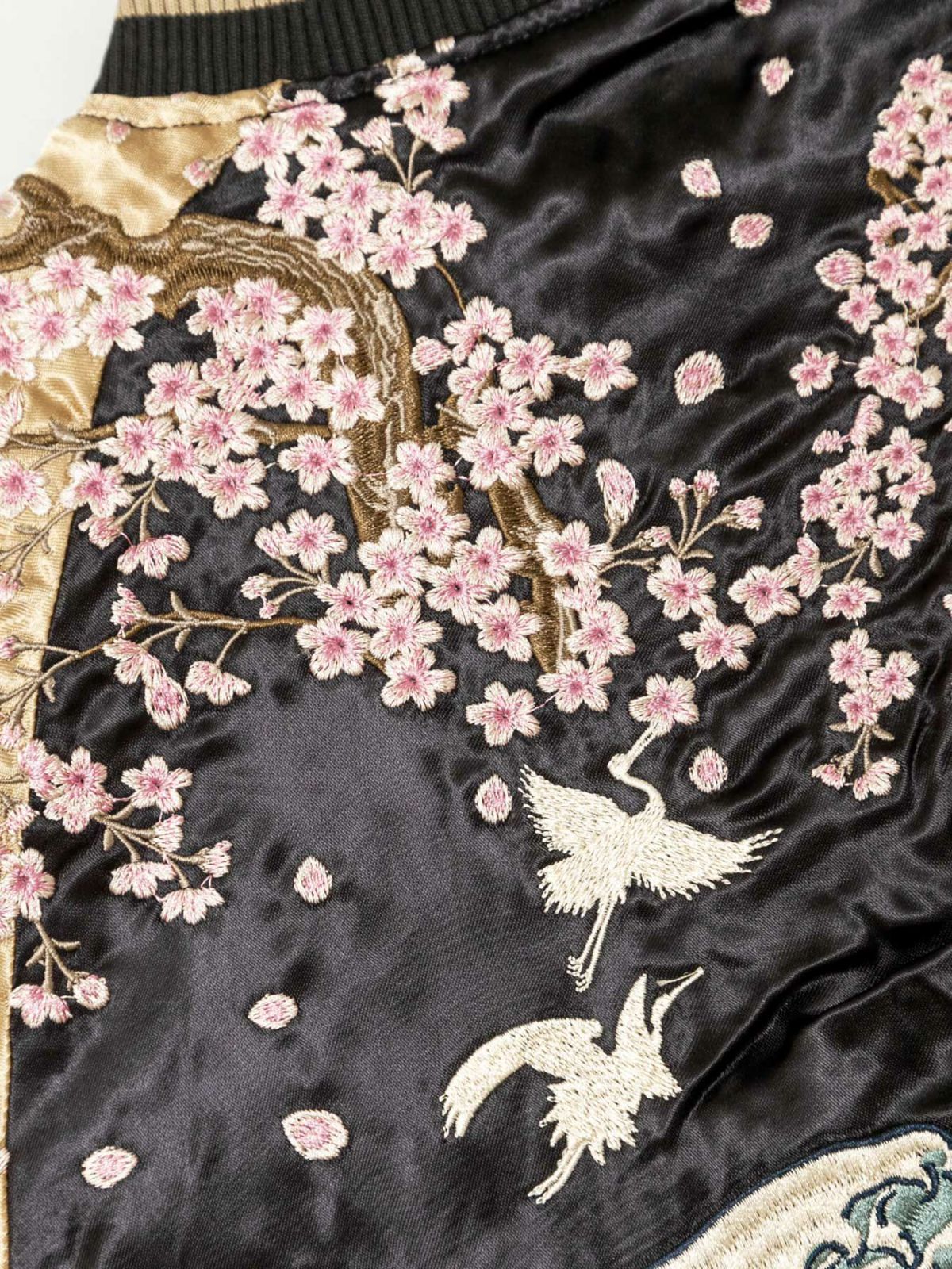 【絡繰魂・粋】“北斎：神奈川沖浪裏” 総刺繍リバーシブルスカジャン