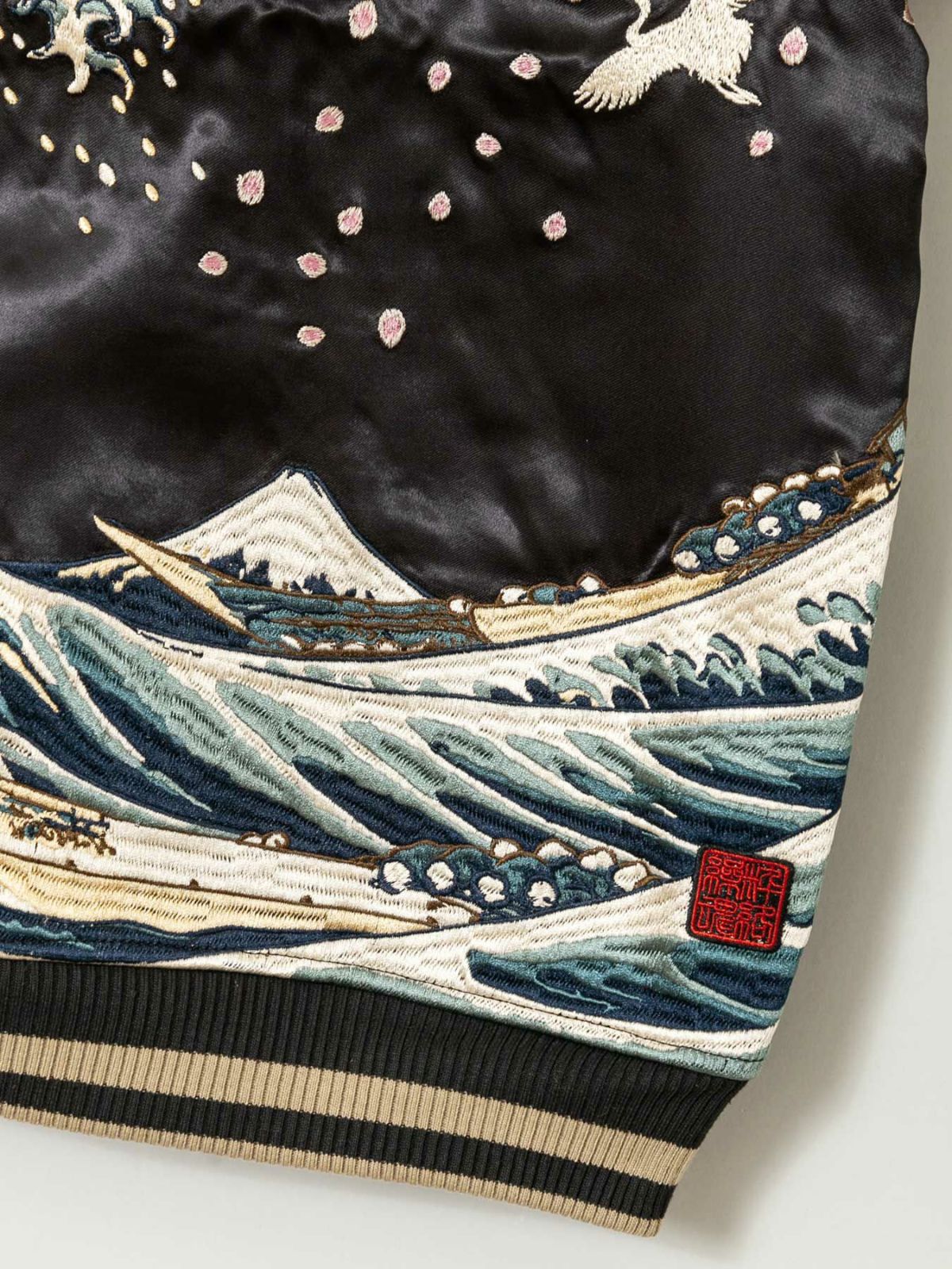 【絡繰魂・粋】“北斎：神奈川沖浪裏” 総刺繍リバーシブルスカジャン