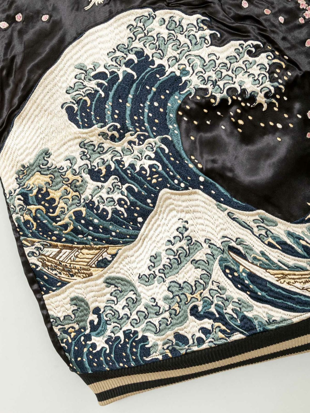 【絡繰魂・粋】“北斎：神奈川沖浪裏” 総刺繍リバーシブルスカジャン