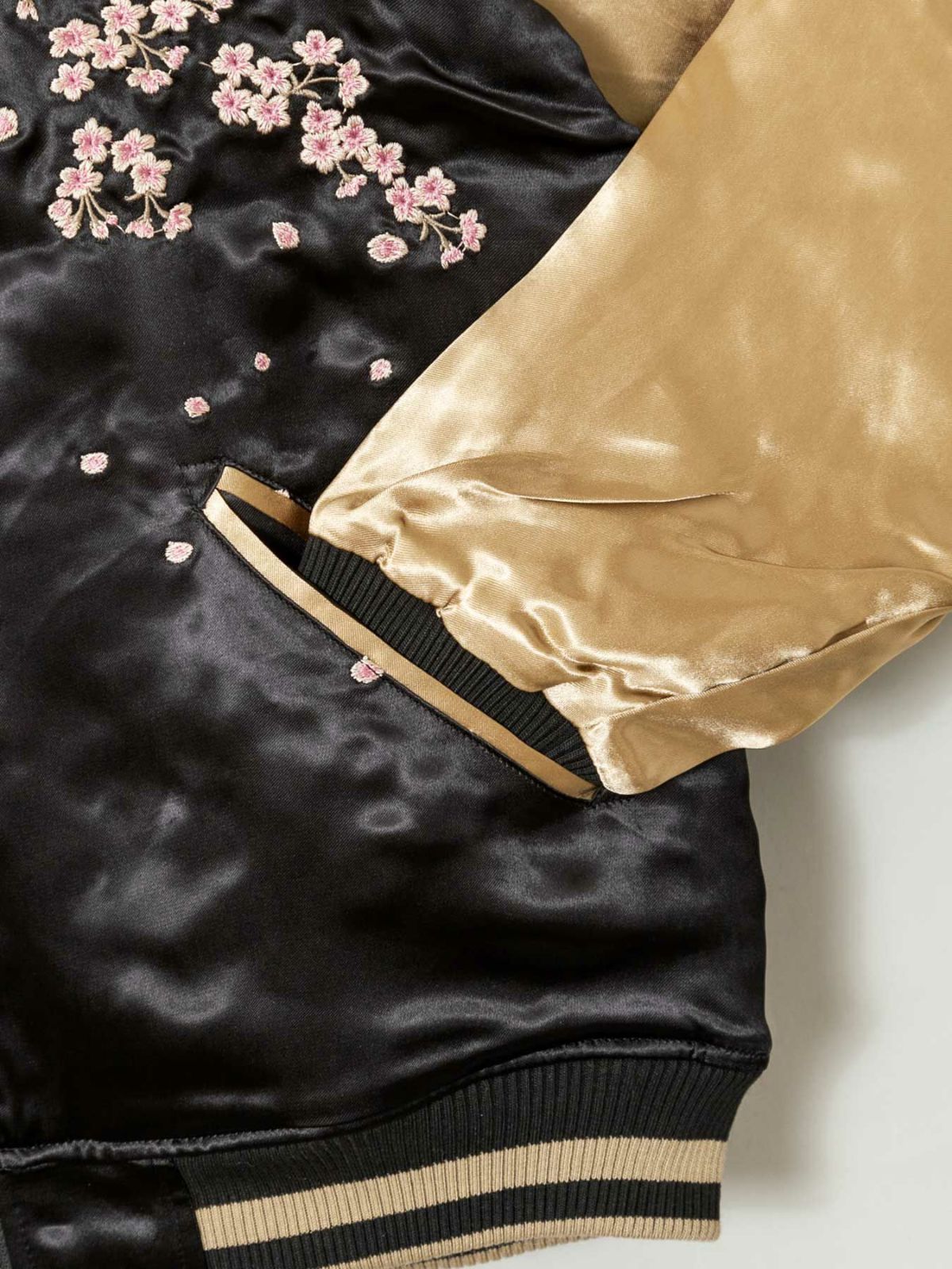 【絡繰魂・粋】“北斎：神奈川沖浪裏” 総刺繍リバーシブルスカジャン