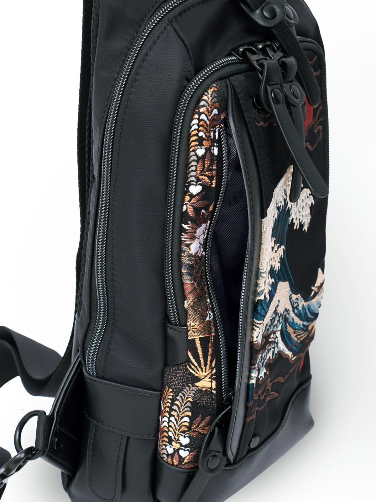 【絡繰魂】“龍神/荒波”総刺繍 金襴切り替えボディバッグ