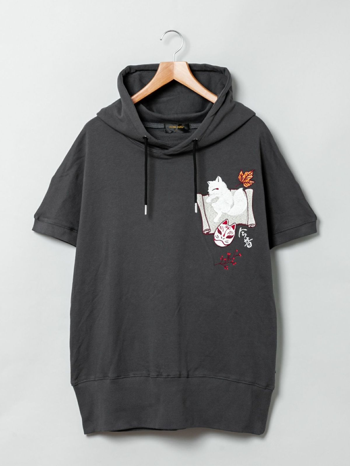 【今昔 -KON-JAKU-】“狐に化ける秘伝の書”総刺繍 半袖プルパーカー