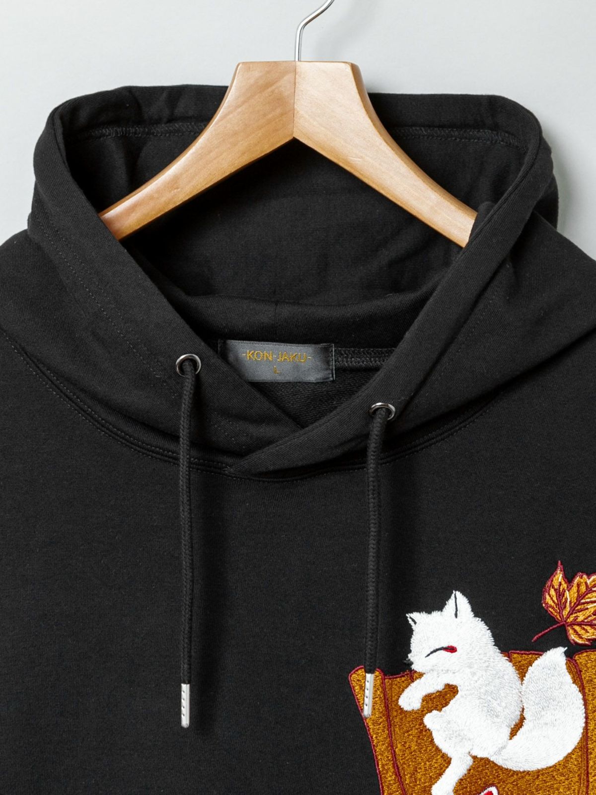 【今昔 -KON-JAKU-】“狐に化ける秘伝の書”総刺繍 半袖プルパーカー