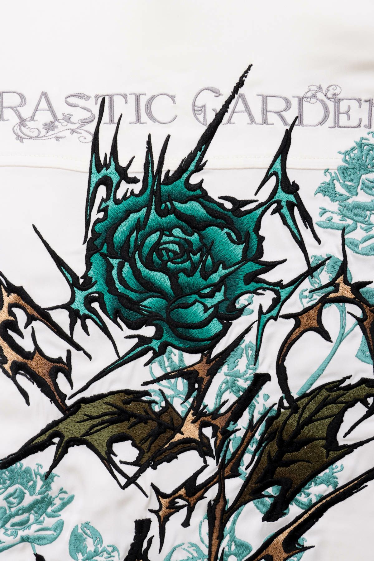 【DRASTIC GARDEN】“稲妻ノ薔薇”刺繍入りタイ付きシャツ