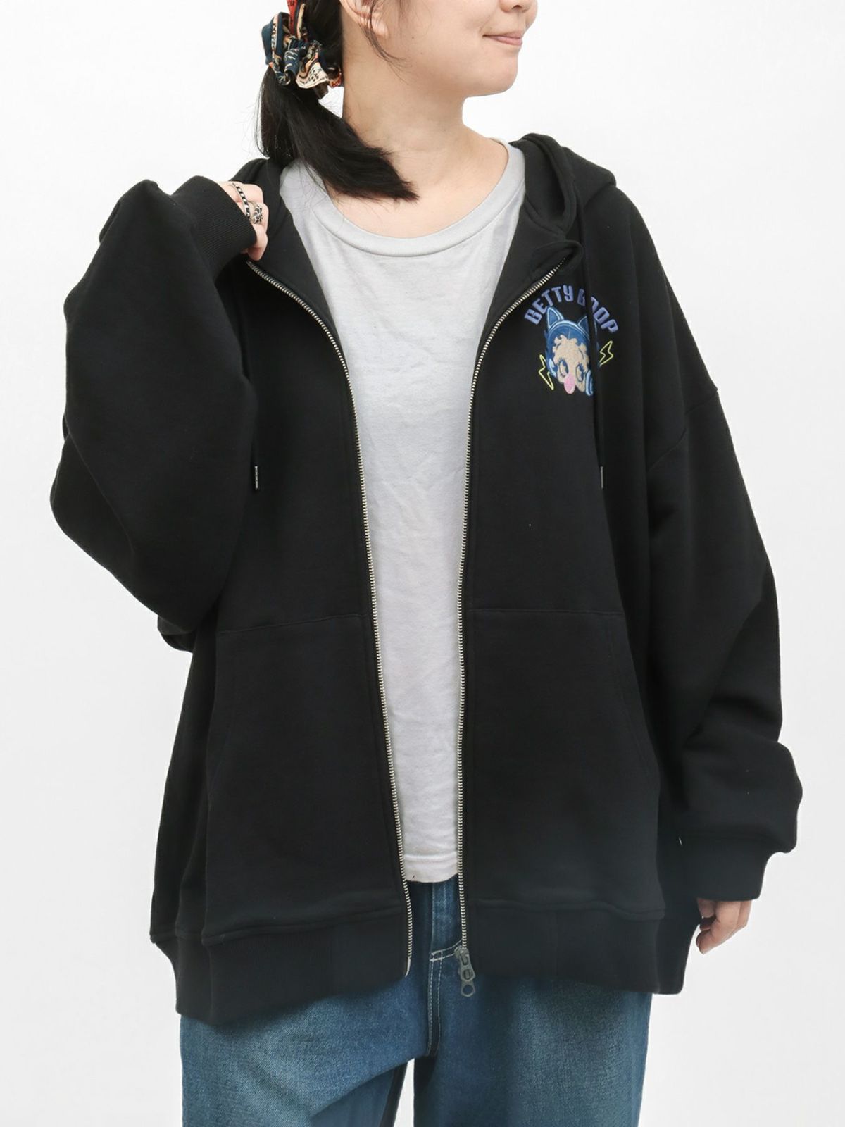 【BETTY BOOP】“TOXIC BETTY”刺繍入りZIPパーカー〔別注〕
