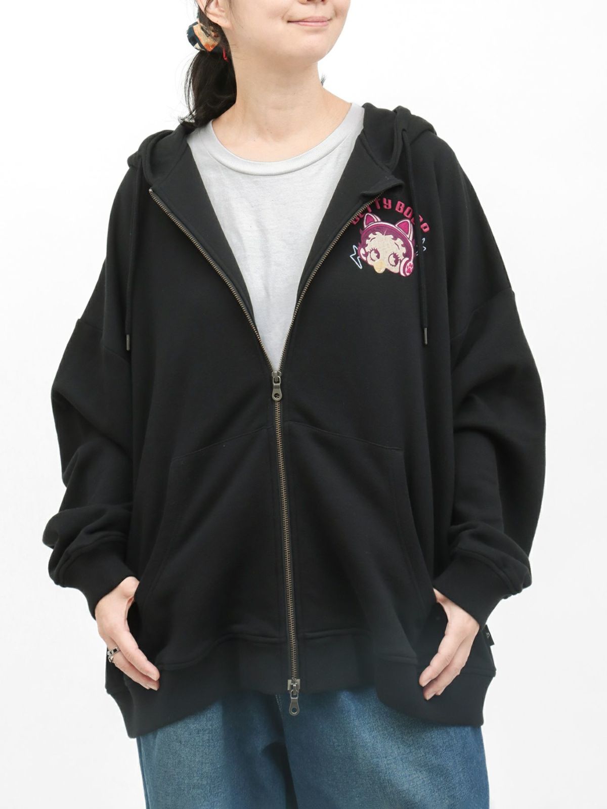 【BETTY BOOP】“TOXIC BETTY”刺繍入りZIPパーカー〔別注：web限定カラー〕