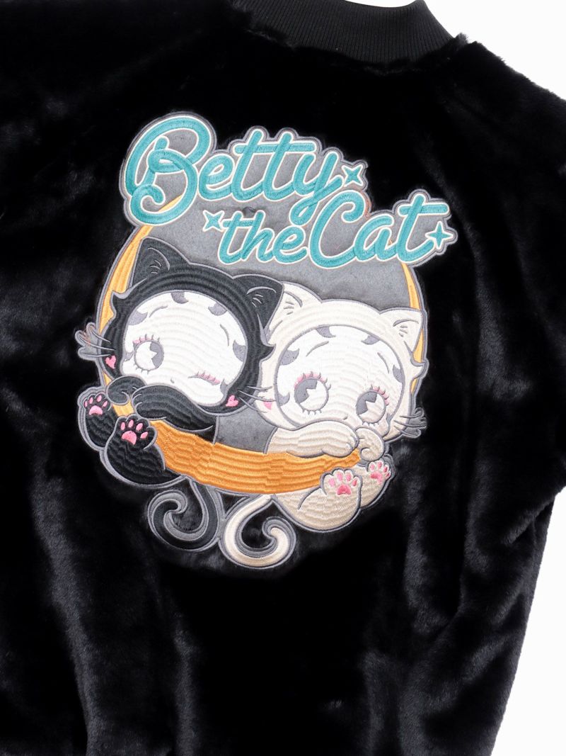 【BETTY BOOP】“黒猫&白猫ベイビーベティ”刺繍入りリバーシブルファースカジャン〔別注〕