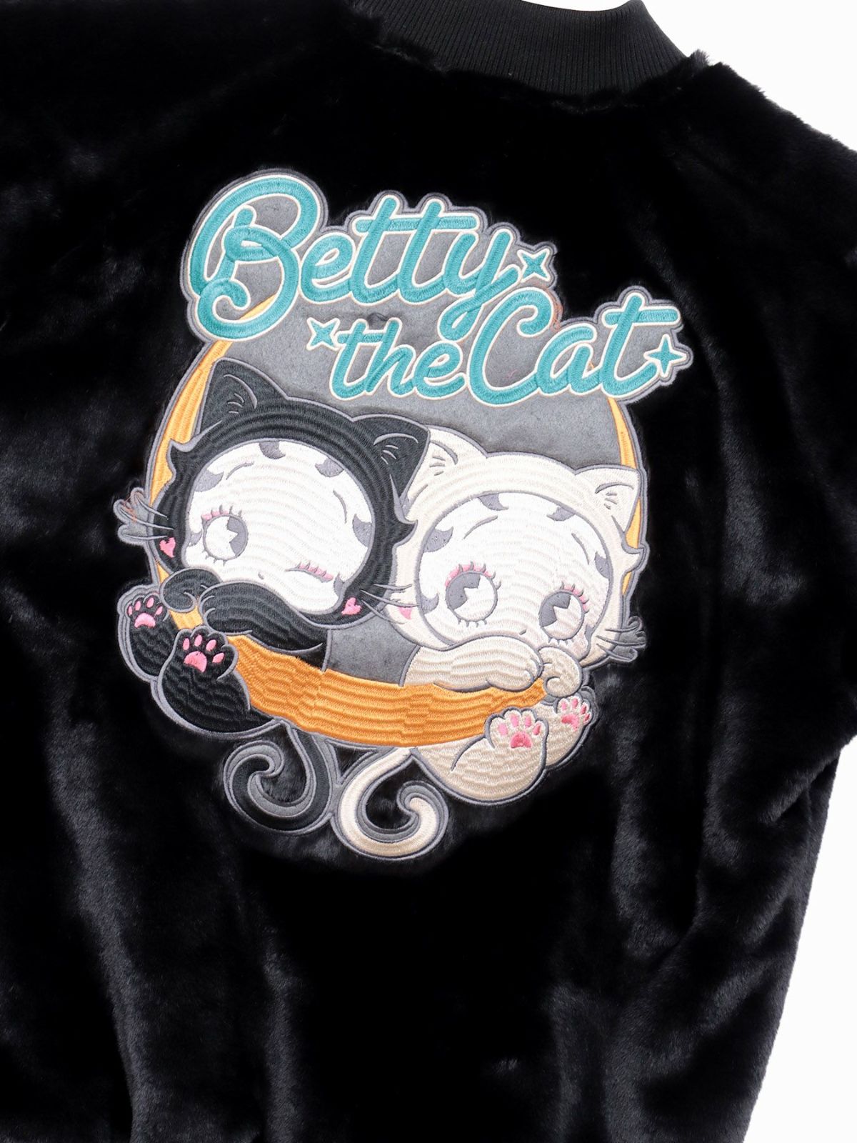【BETTY BOOP】“黒猫&白猫ベイビーベティ”刺繍入りリバーシブルファースカジャン〔別注〕