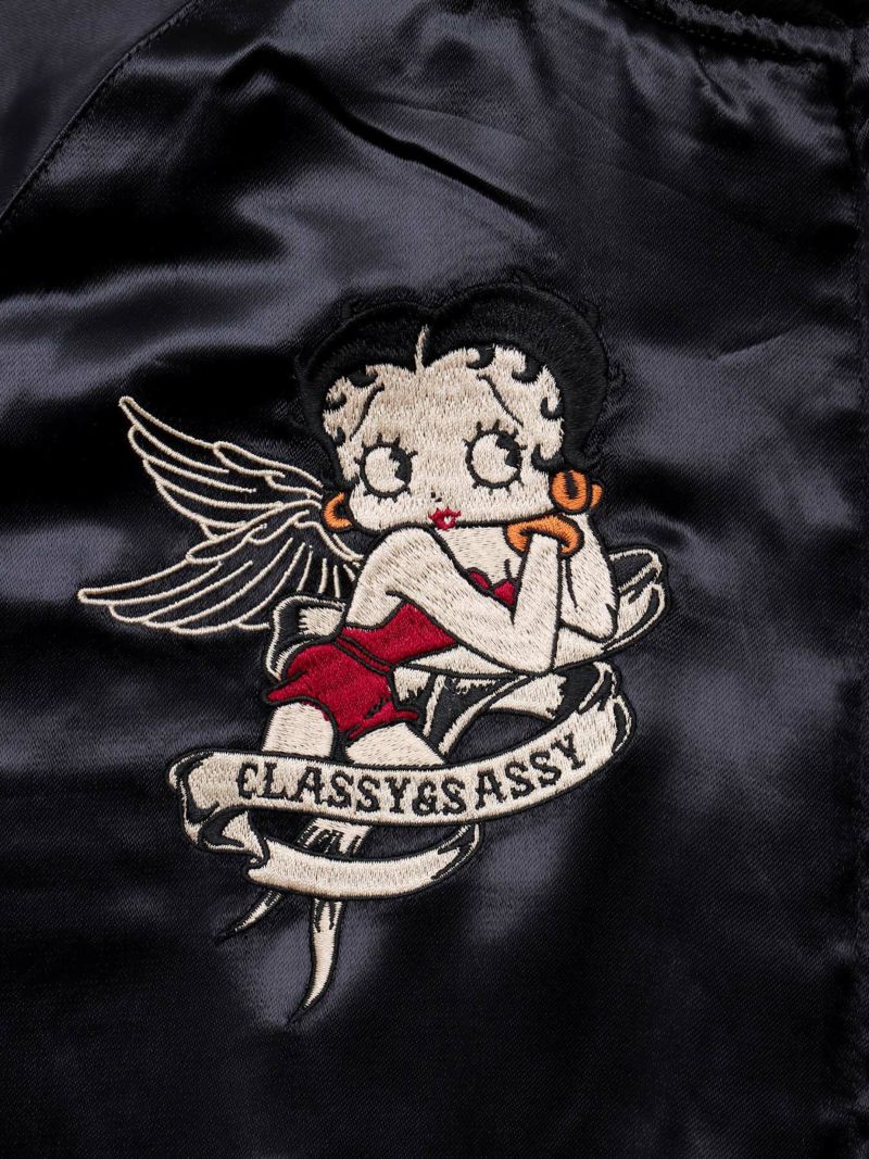 【BETTY BOOP】“黒猫&白猫ベイビーベティ”刺繍入りリバーシブルファースカジャン〔別注〕