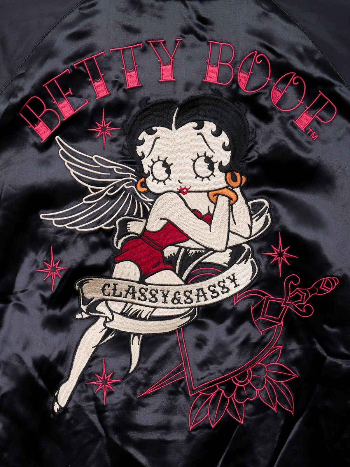 【BETTY BOOP】“黒猫&白猫ベイビーベティ”刺繍入りリバーシブルファースカジャン〔別注〕