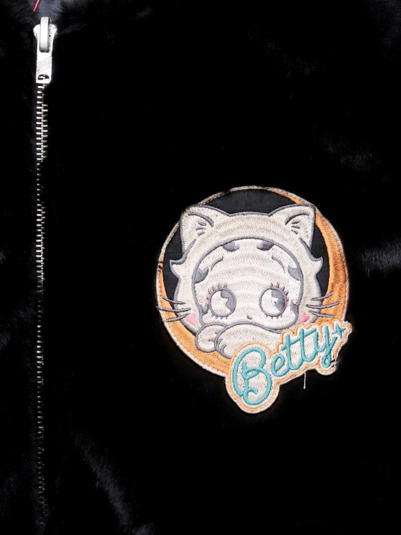 【BETTY BOOP】“黒猫&白猫ベイビーベティ”刺繍入りリバーシブルファースカジャン〔別注〕