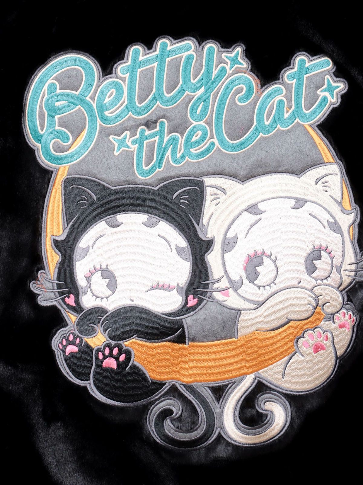 【BETTY BOOP】“黒猫&白猫ベイビーベティ”刺繍入りリバーシブルファースカジャン〔別注〕